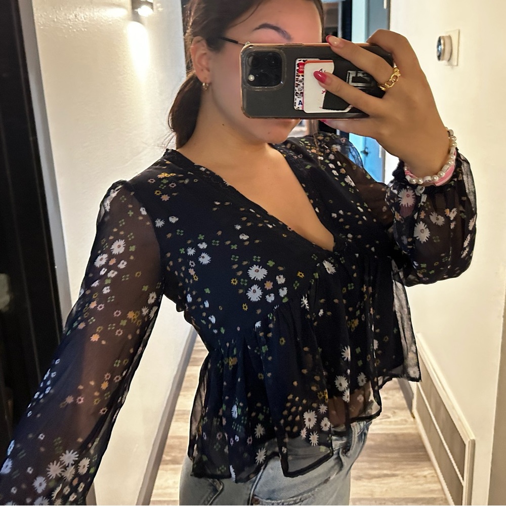 URBAN OUTFITTERS FLOWY LONGSLEEVE